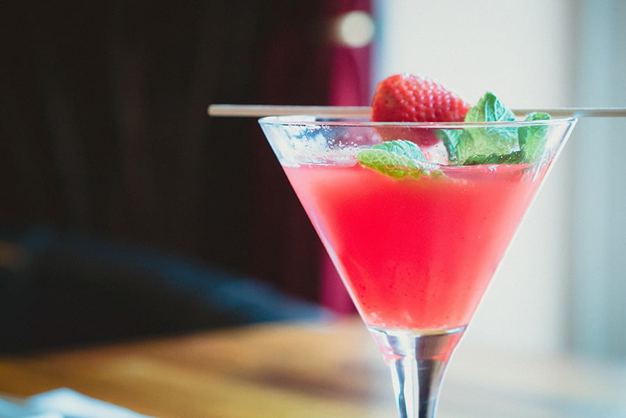 rosa drink i cocktailglas